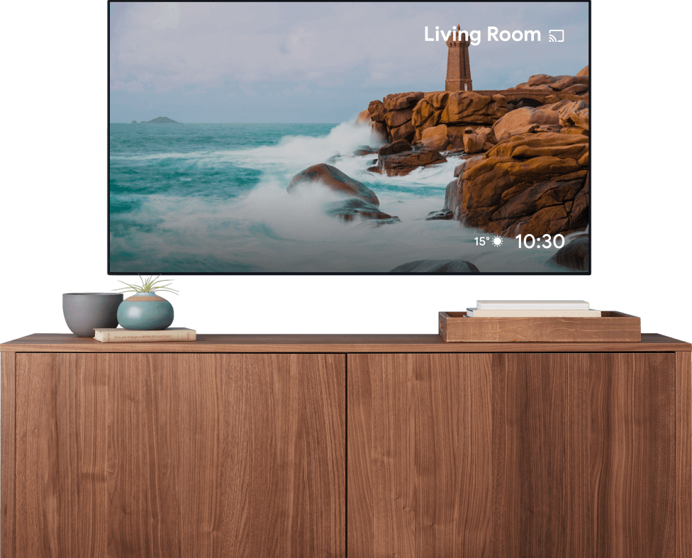 Màn hình TV đang hiển thị video về một người nhào bột bằng cây lăn bột, đồng thời hiển thị việc truyền video đó từ một máy tính xách tay.