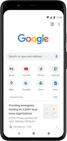 Điện thoại Pixel 4 XL với màn hình đang hiển thị thanh tìm kiếm Google.com, các ứng dụng yêu thích và các bài viết đề xuất.