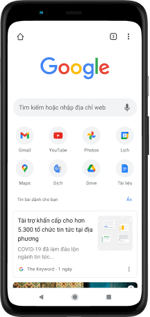 Điện thoại Pixel 4 XL với màn hình đang hiển thị thanh tìm kiếm Google.com, các ứng dụng yêu thích và các bài viết đề xuất.